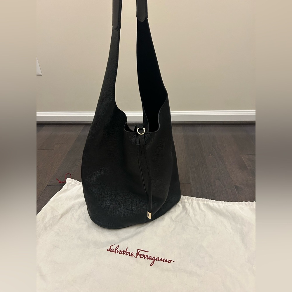 Salvatore Ferragamo Black Leather shoulder Bag
